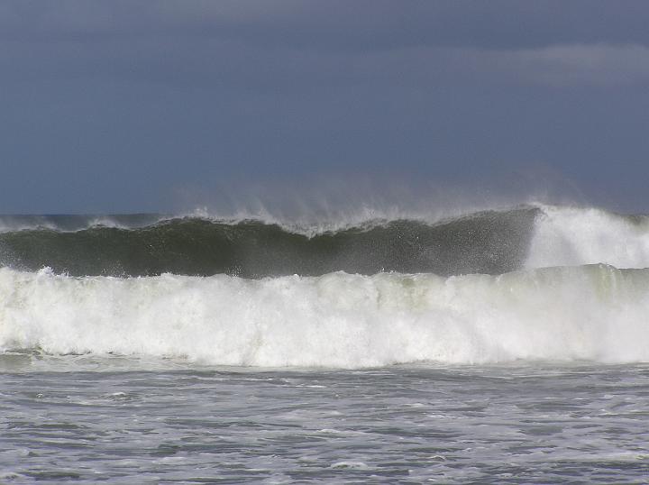 P1010005.JPG - Big waves! The swell was 10'-15' so not as big as they will get this winter but certainly a good start for the pros!