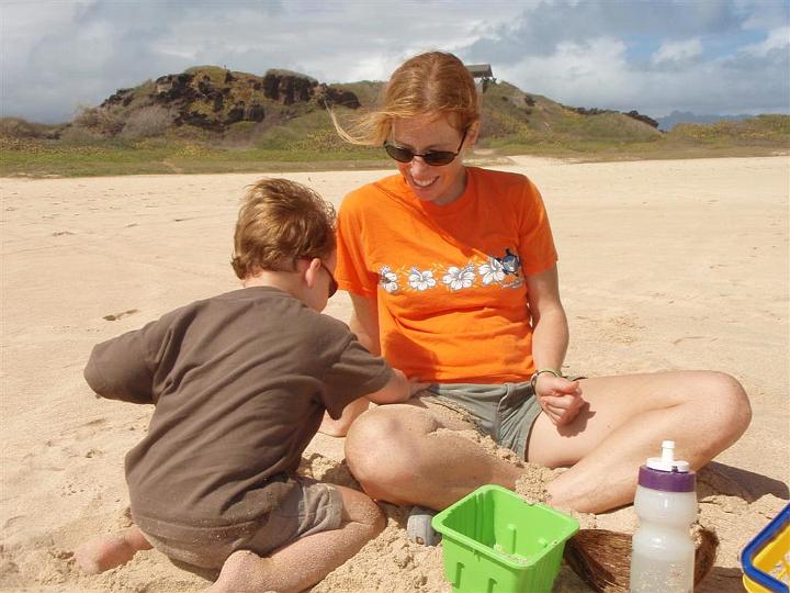 2007-11-1 (13).jpg - Sammy is putting sandblock on me - it's a new organic sunscreen ;0