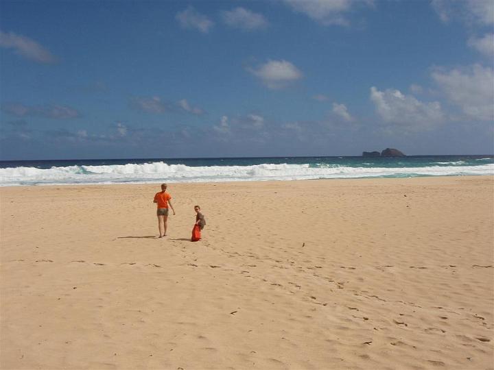 2007-11-1 (8).jpg - Off to Pyramid Beach - tons of sand all to ourselves! Thanks to mom for capturing these photos.