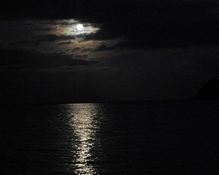 2009-01-10moonriseovermokesrichardresized-25.jpg