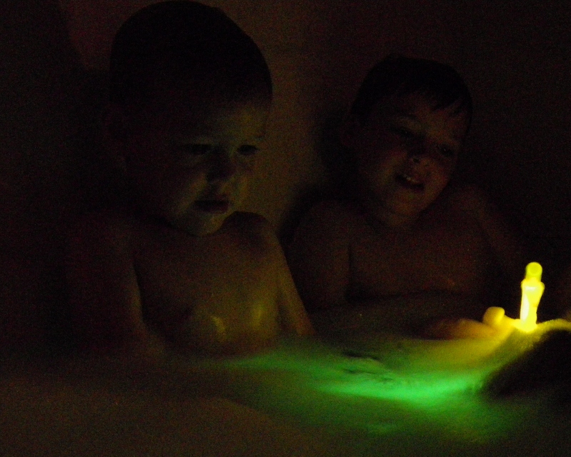 A happy end to the day - relaxing in bath with cookies and light sabers! 
