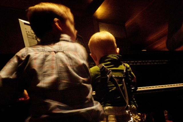 Sam and Ben playing piano during the cocktail hour.